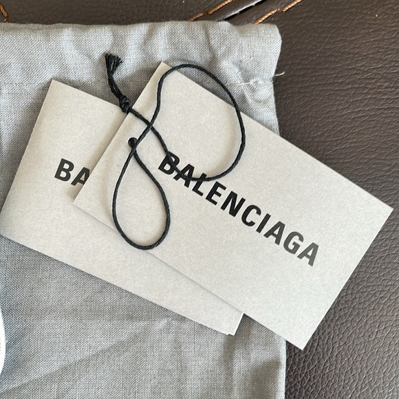 Nwt and Dustbag Balenciaga pebbled leather silver pouch, can be used as a clutch - Picture 8 of 8